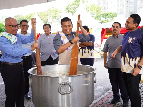 Riuh Rendah Bubur Lambuk MPS