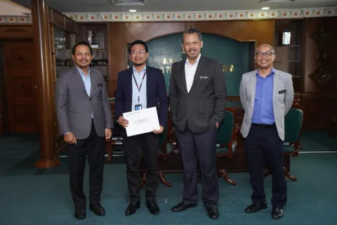 PENYAMPAIAN SURAT KENAIKAN PANGKAT DAN PELANTIKAN SEBAGAI PENGARAH