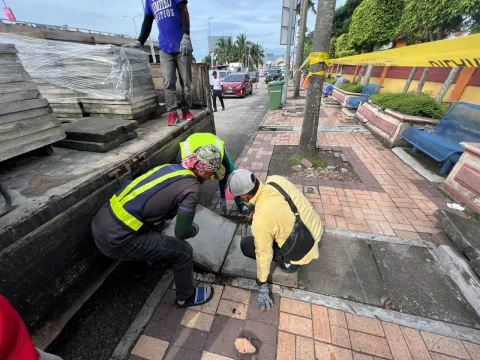 KERJA PEMBAIKAN PENUTUP LONGKANG YANG ROSAK