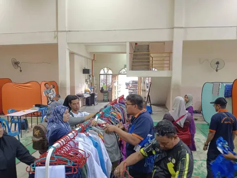 SUMBANGAN PAKAIAN KEPADA MANGSA KEBARAN