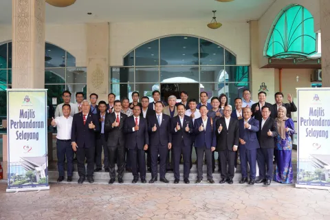 LAWATAN DARI THU DUC, VIETNAM KE MPS